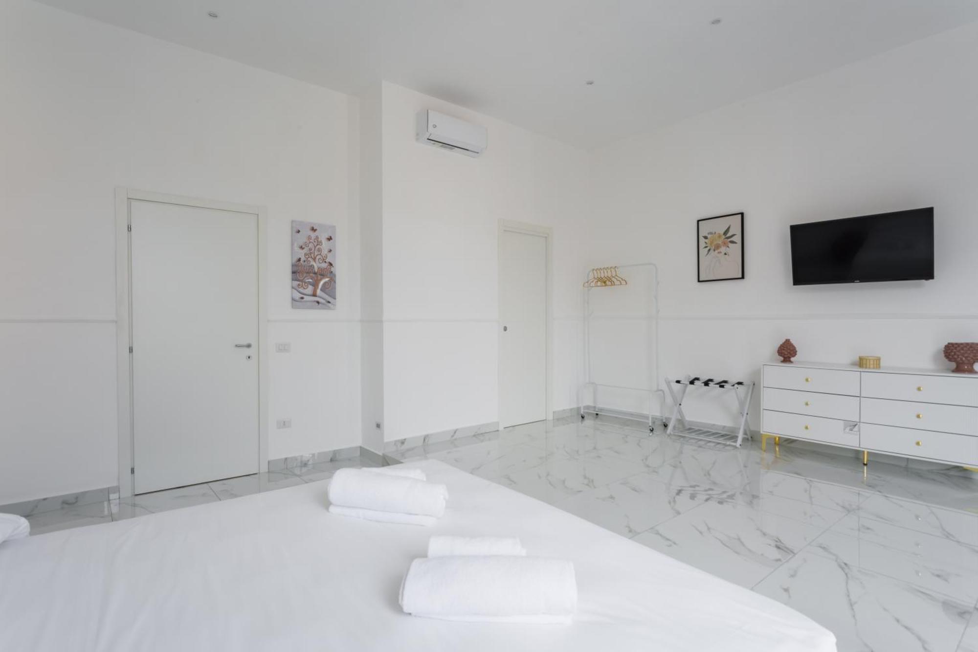 Golden Suites By Dimorra Napoli Esterno foto