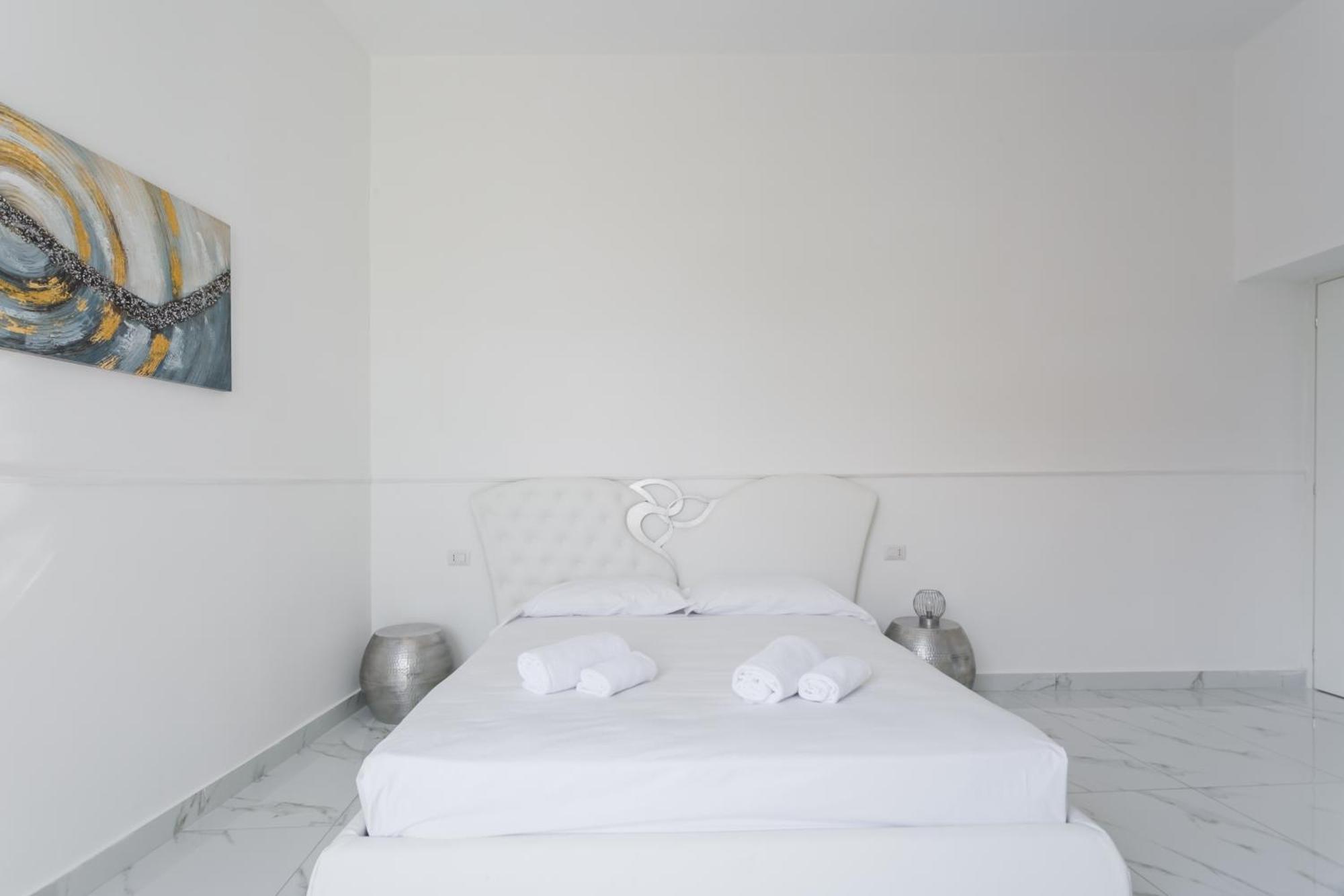 Golden Suites By Dimorra Napoli Esterno foto