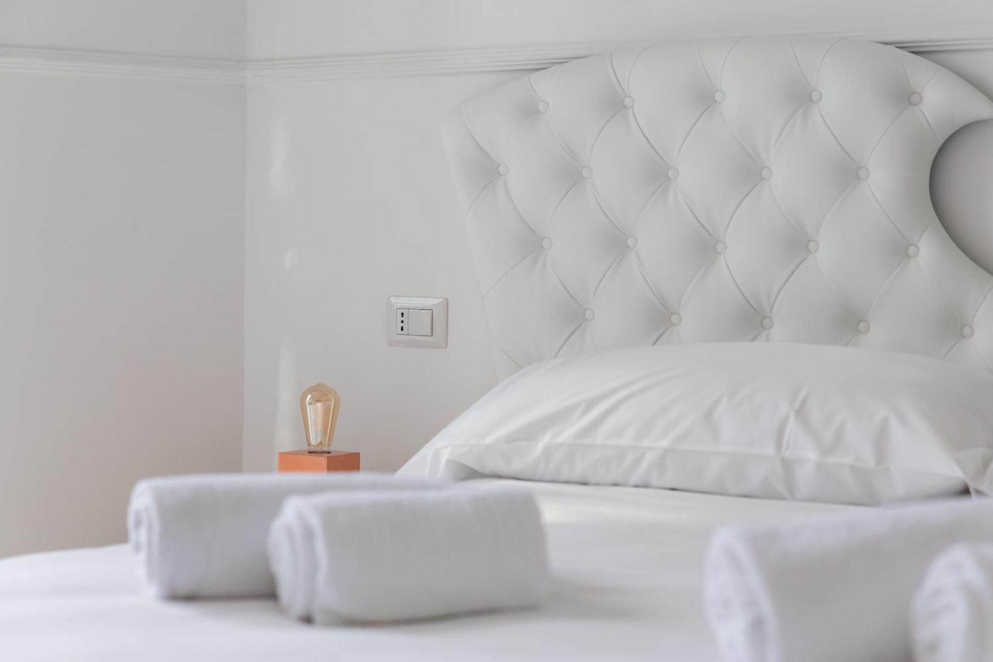 Golden Suites By Dimorra Napoli Esterno foto